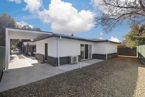 Rear of the property - NEW 2 bed, 2 bath - spacious & stylish Cottage (Isabella Plains)