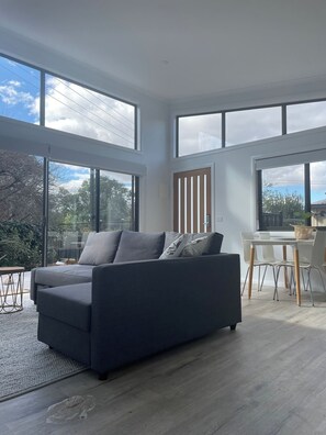 Smart-tv, eldstad och kontor