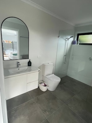Hair dryer, towels - WARM Sunlit Sustainable north facing Studio (Page)