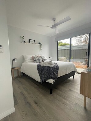 Een strijkplank/strijkijzer, reisbedje, gratis wifi, beddengoed