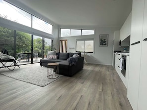 Smart TV, fireplace, offices - WARM Sunlit Sustainable north facing Studio (Page)