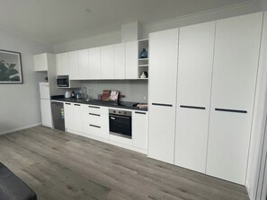 Kylskåp, mikrovågsugn, ugn och spishäll