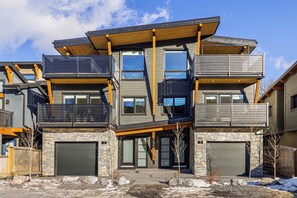 Exterior - Luxury Canmore Mountain Retreat|Hot Tub|Sleeps14|4BR+DEN ( BL# RES-11738 ) (Canmore)