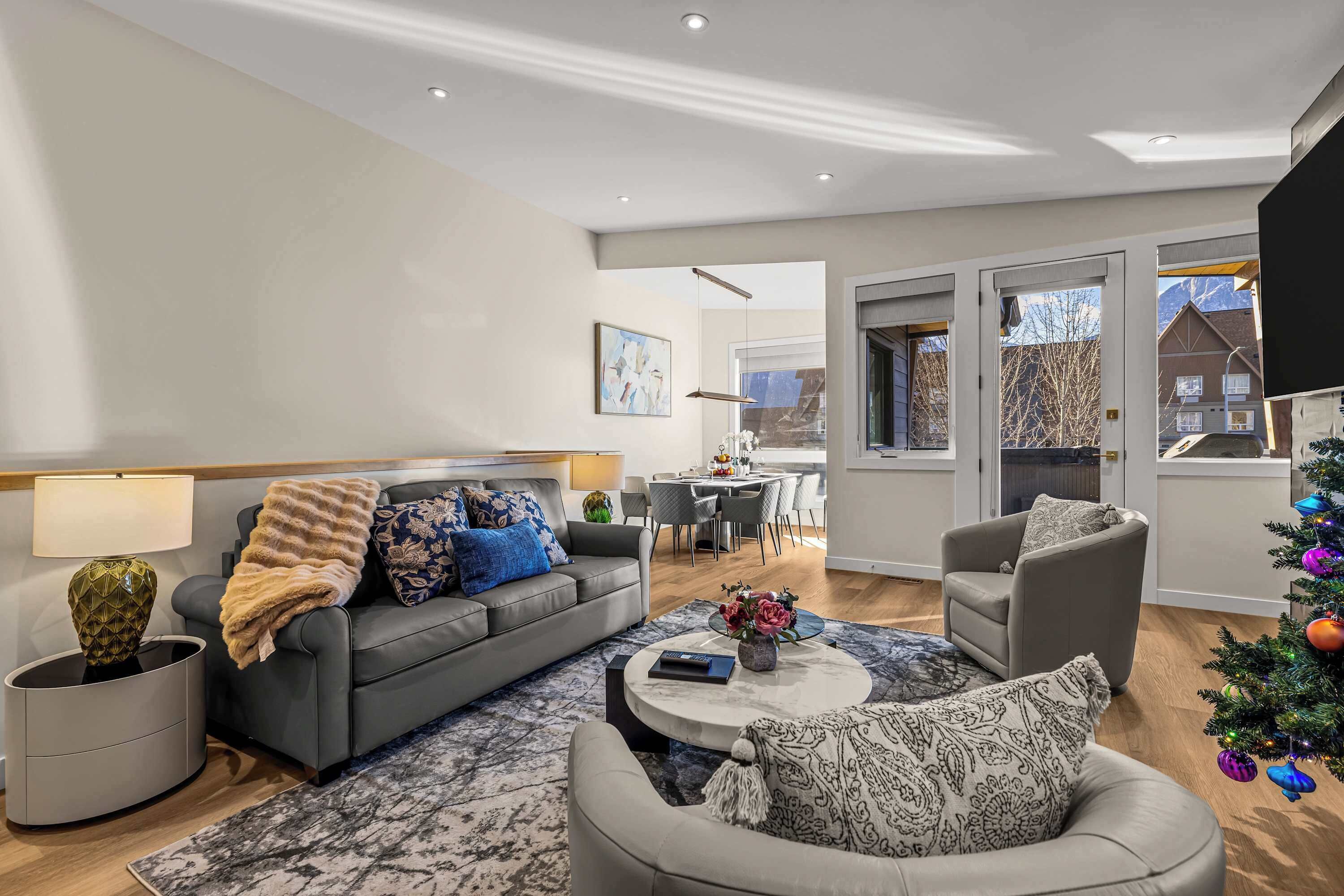 Een televisie, een open haard en een kantoor