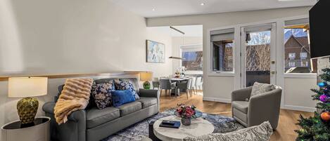 Een televisie, een open haard en een kantoor