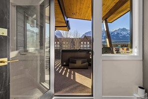 Interior - Luxury Canmore Mountain Retreat|Hot Tub|Sleeps14|4BR+DEN ( BL# RES-11738 ) (Canmore)