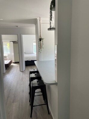 Een strijkplank/strijkijzer, reisbedje, gratis wifi, beddengoed