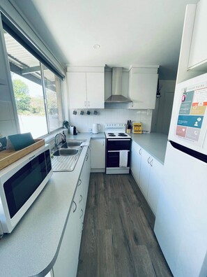 Een koelkast, een microgolfoven, een oven, een kookplaat