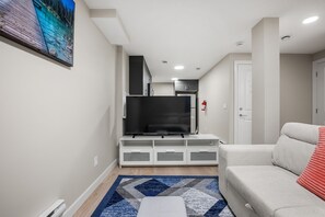 TV - Radiant 2bedroom, 1bath Suite, in Calgary central area, off 17th Ave SE,downtown (Calgary)
