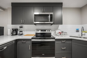 Frigorífico, microondas, horno y placa de cocina