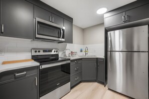 Fridge, microwave, oven, stovetop - Radiant 2bedroom, 1bath Suite, in Calgary central area, off 17th Ave SE,downtown (Calgary)