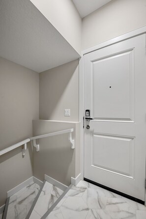 Interior - Radiant 2bedroom, 1bath Suite, in Calgary central area, off 17th Ave SE,downtown (Calgary)