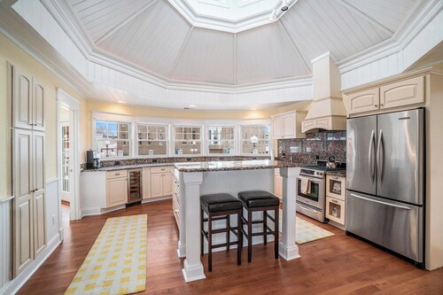 Condo in the heart of downtown Harbor Springs! Right on Main Street. Sleeps 4.
