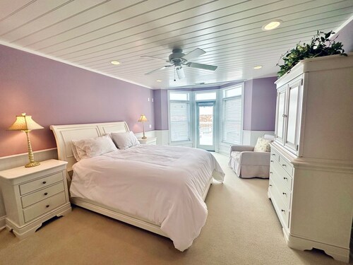 Condo in the heart of downtown Harbor Springs! Right on Main Street. Sleeps 4.