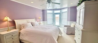 Condo in the heart of downtown Harbor Springs! Right on Main Street. Sleeps 4.