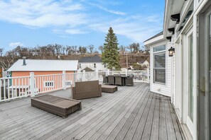 Terrace/patio - Condo in the heart of downtown Harbor Springs! Right on Main Street. Sleeps 4. (Harbor Springs)