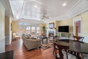 Smart TV, fireplace - Condo in the heart of downtown Harbor Springs! Right on Main Street. Sleeps 4. (Harbor Springs)