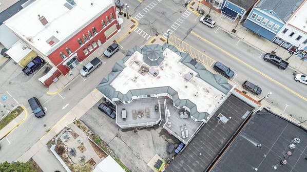 Exterior - Condo in the heart of downtown Harbor Springs! Right on Main Street. Sleeps 4. (Harbor Springs)