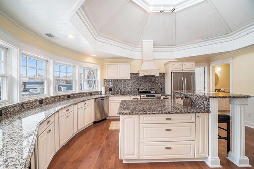 Condo in the heart of downtown Harbor Springs! Right on Main Street. Sleeps 4.