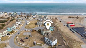 Eine Wohngegend an der Küste mit Häusern, Straßen und einem Strand.