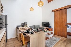 Huvila, 2 makuuhuonetta, yksityinen uima-allas, näköala uima-altaalle | Ruokailu omassa huoneessa