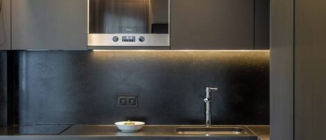 Kühlschrank, Mikrowelle, Herdplatte, Geschirrspüler