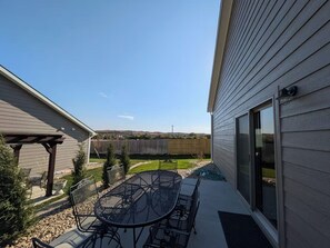 Outdoor dining - Modern 3BR Home near Park (Manhattan)