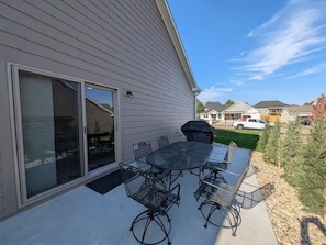 Outdoor dining - Modern 3BR Home near Park (Manhattan)