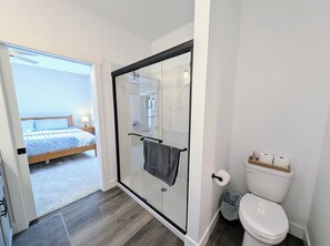 Hair dryer, towels, soap, toilet paper - Modern 3BR Home near Park (Manhattan)