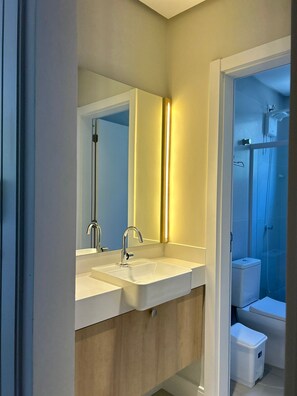 Secadora de cabello, toallas, papel de baño 