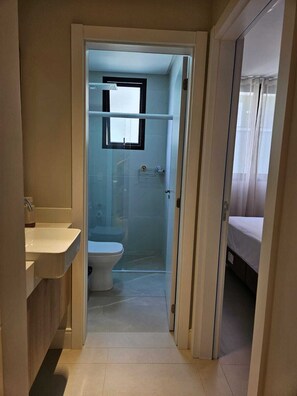 Haartrockner, Handtücher, Toilettenpapier