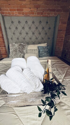 Iron/ironing board, WiFi, bed sheets - Riverside Hideaway in Corktown : 420 & Free Parking (Detroit)