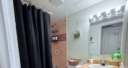Riverside Hideaway in Corktown : 420 & Free Parking