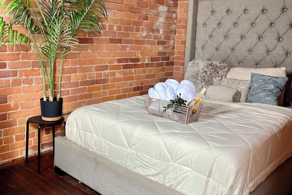 Een strijkplank/strijkijzer, wifi, beddengoed