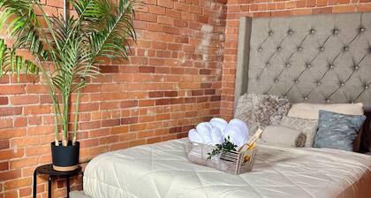 Riverside Hideaway in Corktown : 420 & Free Parking