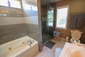 Een douche, een bubbelbad, een haardroger, een bidet