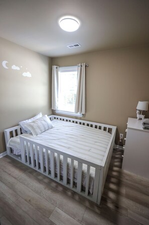 4 bedrooms, iron/ironing board, free WiFi, bed sheets