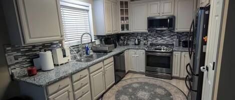 Microondas, horno, placa de cocina y lavavajillas