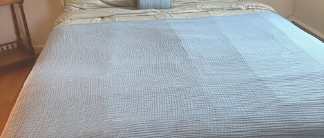 Iron/ironing board, WiFi, bed sheets