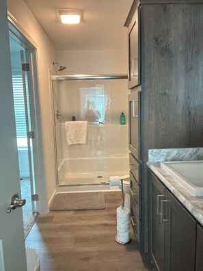 Een douche, een haardroger, handdoeken, zeep