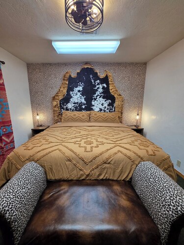 Cowboy-Themed Howdy House 2 Bedroom w/ Saloon & Pool Table
