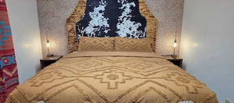 Cowboy-Themed Howdy House 2 Bedroom w/ Saloon & Pool Table
