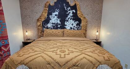 Cowboy-Themed Howdy House 2 Bedroom w/ Saloon & Pool Table