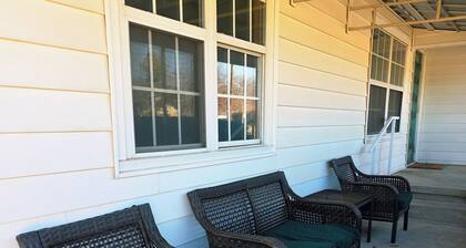 Cowboy-Themed Howdy House 2 Bedroom w/ Saloon & Pool Table