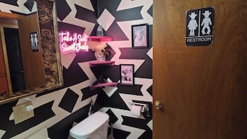 Assecador de cabells, tovalloles, sabó i paper higiènic