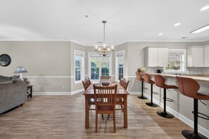 Dining - Relax by the Pool Near Beach & Golf Courses | Magnolia Pointe Luster Leaf 4833-105 (Myrtle Beach)