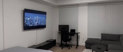 1 dormitorio, tabla de planchar con plancha, wifi y ropa de cama