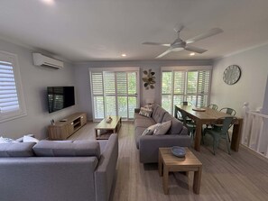 TV - The Palms - Hervey Bay Beachside Retreat with Pool (Toogoom)