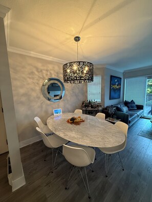 Dining - 3-bedroom townhome w/ sunny patio in Lower Lonsdale! Easy access to downtown Van (North Vancouver)