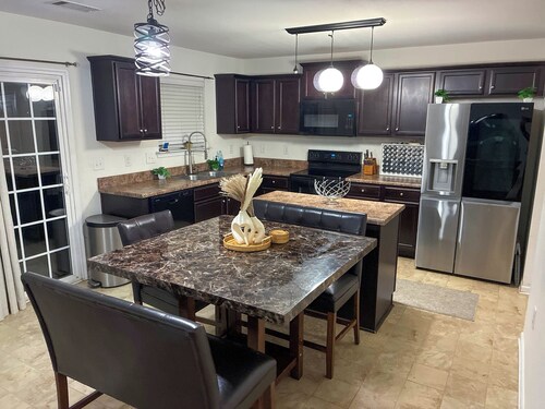 Modern 4 Bedroom Home Near Uptown